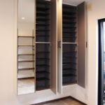 シュークローク。外のウッドデッキからのアプローチする一室はもう一つの玄関として。