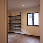 外のウッドデッキからのアプローチする一室。