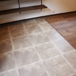 外のウッドデッキから入る室内の入り口の外履きスペース。