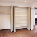 コートやキャンプ道具・アウトドア用品が収まるクローゼット。