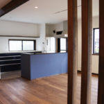 玄関からの廊下壁を取り払う事で生まれた大空間。