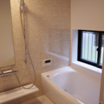 柔らかい床材のお風呂場。