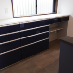 深いブルーを基調にしたキッチン。