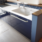 深いブルーを基調にしたキッチン。