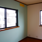 お子様の部屋は、かわいいターコイズブルーの壁。