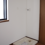 2階の納戸は、洗濯部屋となりベランダへ物干しも楽に。