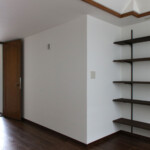 ご主人の書斎兼オーデイオルーム。既存の防音ドア利用しつつ、開放感と収納の使いやすさを実現しました。