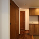 玄関周りは、温かみのあるウッディーな空間に。