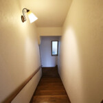 珍しい2階建てのマンション。階段は部屋の中心にあるので照明が重要なアクセントを作ります。