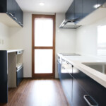 光溢れるリビングもシックな紺でまとめています。