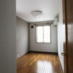 お子様のお部屋もシックな壁色に。