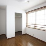 主寝室には使い安いウオークインクローゼットを作りました。あえてドアは無くしています。