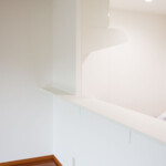 白く清潔感のあるカウンターキッチンです。