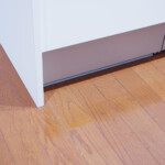 既存より15センチ程、横に伸ばしたキッチン。丁寧に取り外した既存の床材で繋ぎ合わせています。