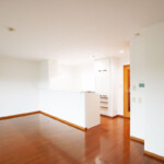 小窓のある壁の上部を取り払いカウンターキッチンに。