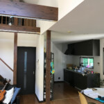 オフィススペースはもともとキッチンでした。ご覧の吊戸棚は、取り外し、カウンターとして利用しています。