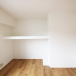 個室の棚のとなりは増設したトイレ部分。