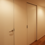 二つの個室の入り口。引き戸とドアが並びます。