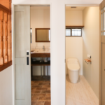二つ並んだ同色のドアはトイレとバスルーム。バスルームはスライドドアです。
