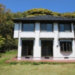 広々とした葉山の住宅街。裏手には森があります。